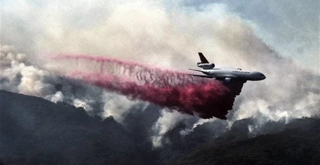 Η πύρινη λαίλαπα της Καλιφόρνιας από ψηλά (βίντεο)
